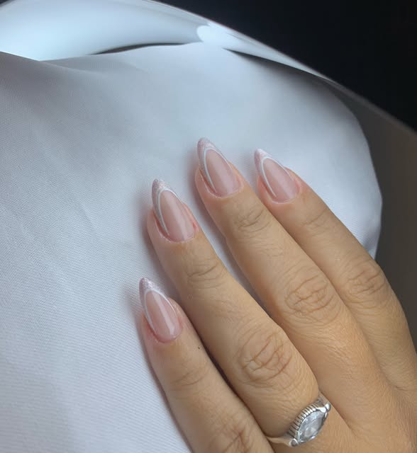 Unhas claras com acabamento em gel